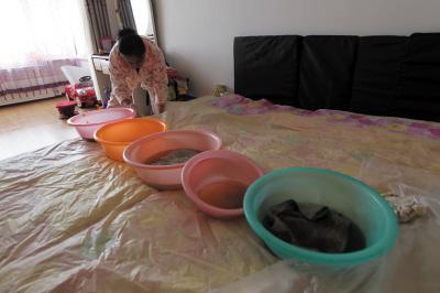 万载楼上漏水，住户失联，小区没物管，业主维权难！律师来支招……